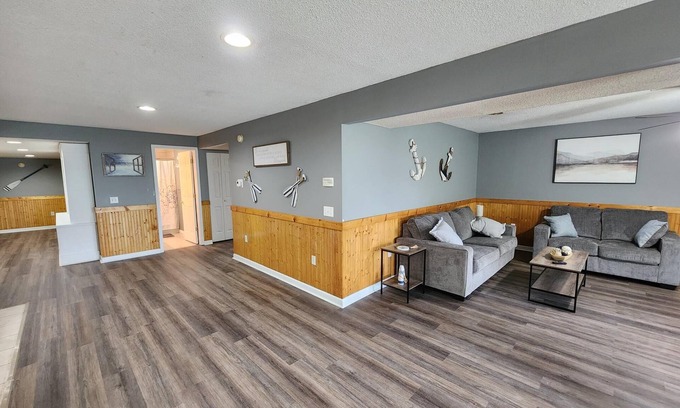 Goreville House | Best sunset views on the lake, renovated 3 bedrooms, 2 bath sleeps 8 people.