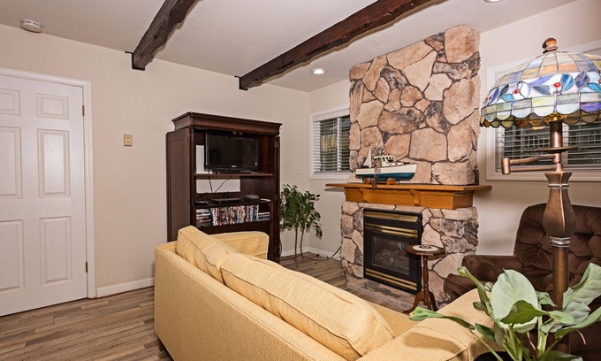 Jamestown House | Best Value on Main St Queen Bed TV DVD-Entire home