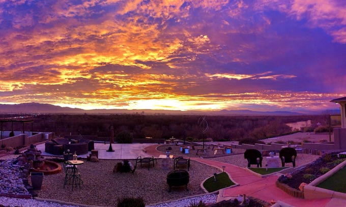 Westside House | Best view in town. Minutes away from Old town and the Albuquerque zoo