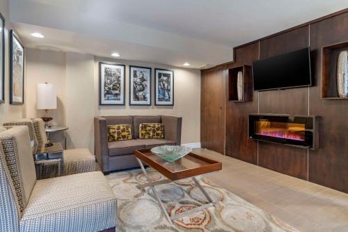 Northwest Carmel Hotel | Best Western Carmel's Town House Lodge
