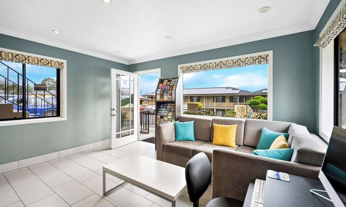 Munras Avenue Hotel | Best Western Park Crest Inn