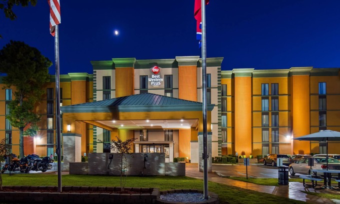 Ellendale Hotel | Best Western Plus Galleria Inn & Suites