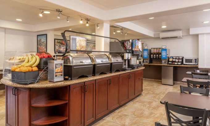 Anaheim Resort Hotel | Best Western Plus Raffles Inn & Suites