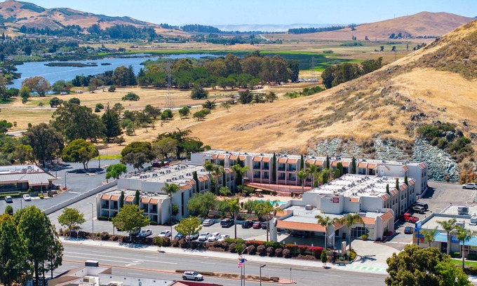 San Luis Obispo Hotel | Best Western Plus Royal Oak Hotel