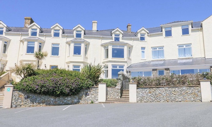Holyhead Cottage | BETHAN APARTMENT, pet friendly, with pool in Trearddur Bay