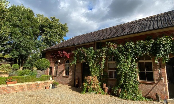 Hopton House | Betsey Trotwood. Historic stylish 2-bed cottage.