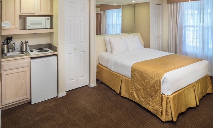 Table Rock Hotel | Better Choice for your Vacation! Pool, Kitchen, Minutes to Silver Dollar City