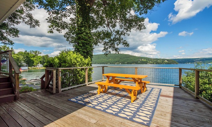 Hammondsport House | “Better In Blue” Large Waterfront Home, private parking, Bluff view, dock