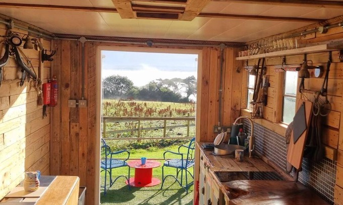Ciliau-Aeron Apartment | Betty Bedford Horsebox Glamping