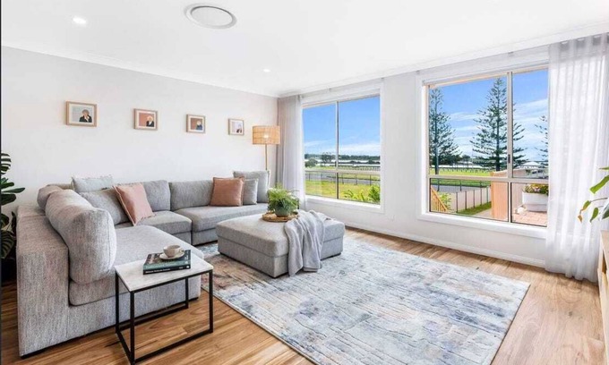 Lake Illawarra House | Betty: Luxe at the seaside - Lake Illawarra foreshore and Warilla Beach