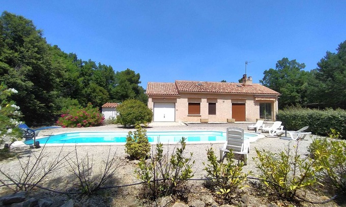Regusse House | Between Land and Lake, a peaceful and perfectly equipped residence.