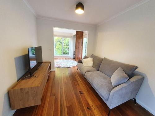 Croydon North House | Between the Yarra Valley, City, wineries. Pets