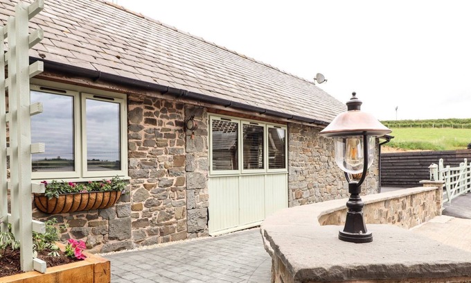 Newtown Cottage | Beudy Bach - Holiday Cottage with Hot Tub sleeping 2 guests