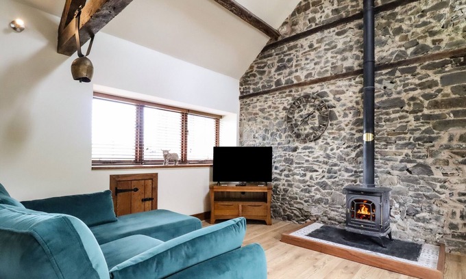 Newtown Cottage | BEUDY BACH Y GARTH, romantic, character holiday cottage in Newtown