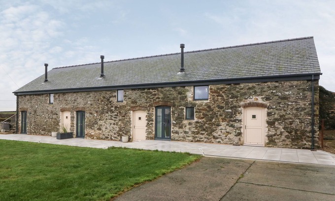 Ty Croes Cottage | BEUDY, pet friendly, with hot tub in Llangefni