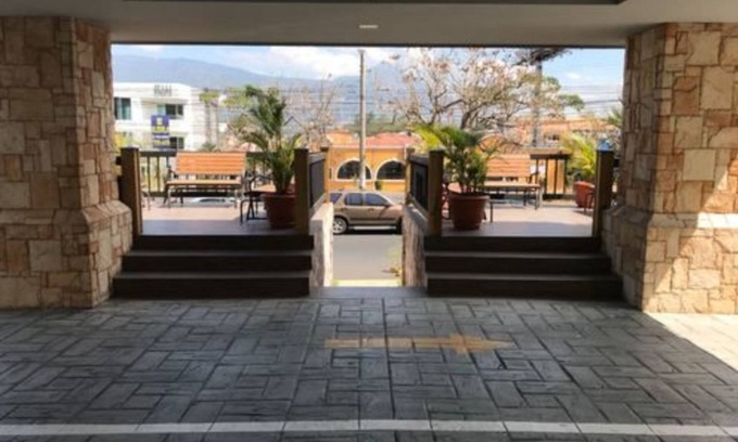 Antiguo Cuscatlan Hotel | Beverly Hills: Hotel & Business