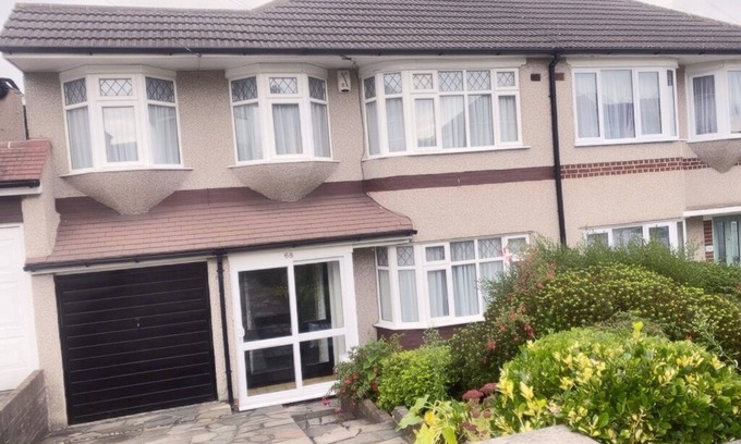 Barnehurst House | BexleyhealthTown Centre 5 Bedroom Luxurious Home