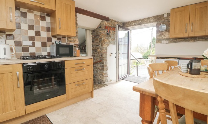 Liskeard Cottage | BICKLE BICE COTTAGE, pet friendly, with a garden in Minions