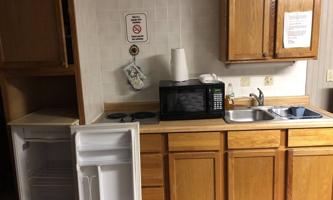 Canistota Apartment | ¡Bienvenidos amigos!Duerme Cerca De La Taberna!🍻