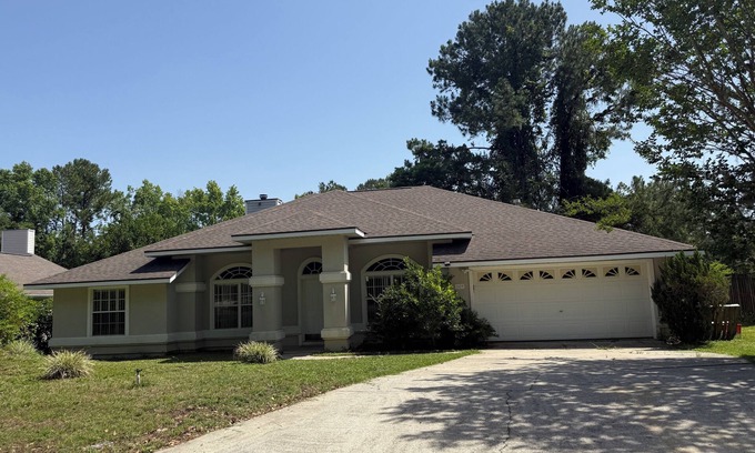 Gainesville House | Big 4-bedroom home minutes from North Fl, Shands, Oaks Mall & Ben Hill Stadium