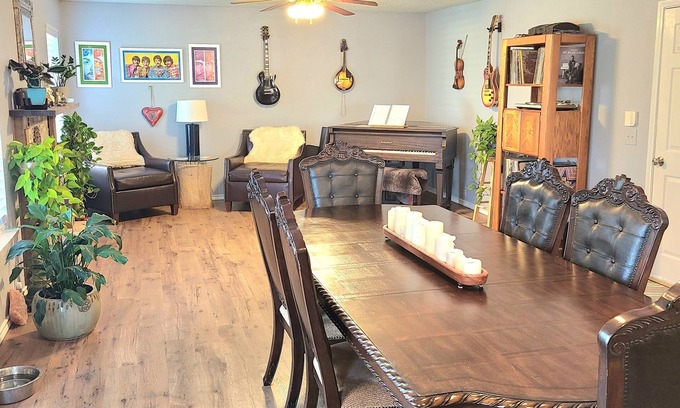 Fort Worth House | Big and Cozy Retreat Near Stockyards,n15 minutes from everything Fort Worth!