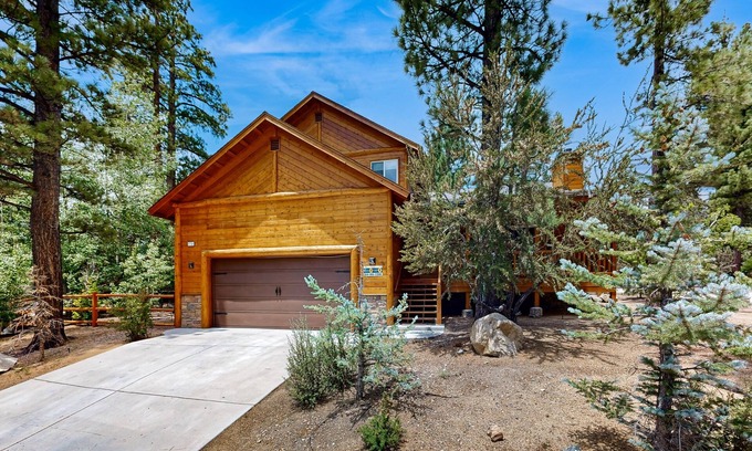 Eagle Mountain Estates Cabin | Big Bear White Skies ~ Fantastic cabin with fireplace, game room, mountain view, & hot tub