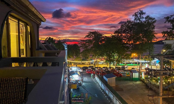 Patong Hotel | Big Boys' Bed & Burger - Patong Beach