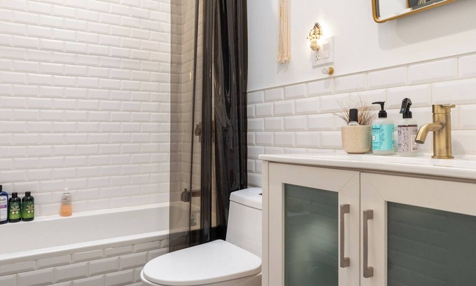 Crown Heights House | big bright BK flat, sunny deck, chabad friendly