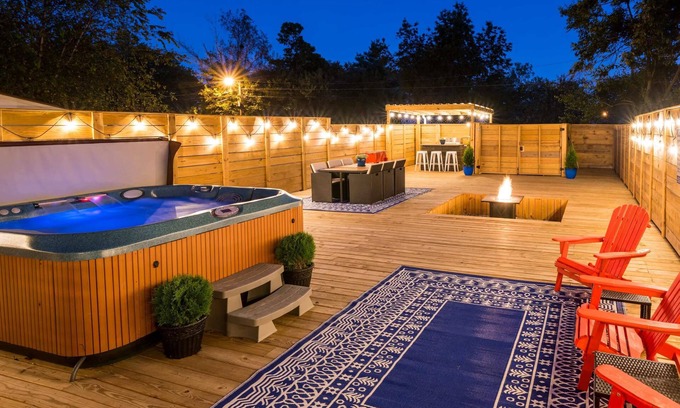 Highlands House | Big Chill! 5br 2ba Walkable- Hot tub!