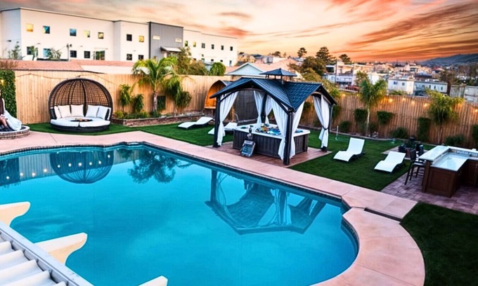 North Las Vegas House | Big Compound | Pool + Hot Tub| Game Room|Sleeps 16