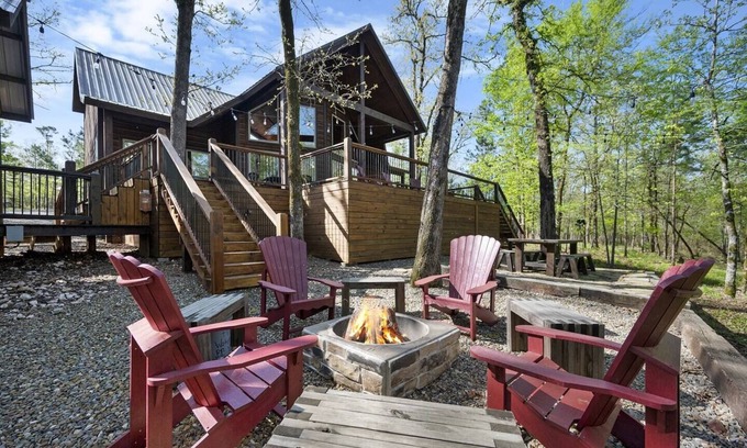 Hochatown Cabin | Big Deck Energy Arcade, Bunks & Horseshoes