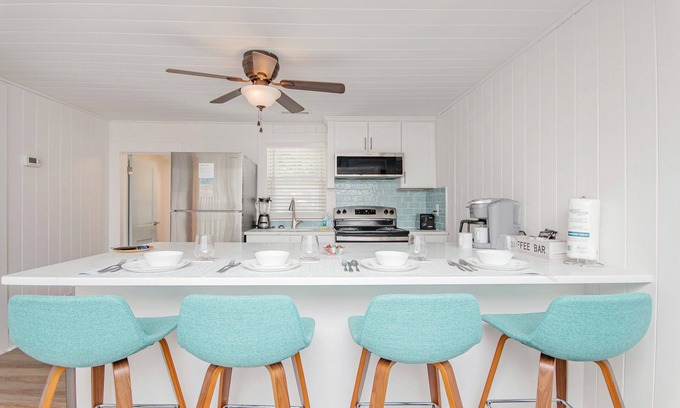 Crescent Beach House | Big dog friendly*Outdr Shower*1 blk to beach