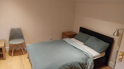 Crofton Park House | Big ensuite room with shower and rest room and good garden view
