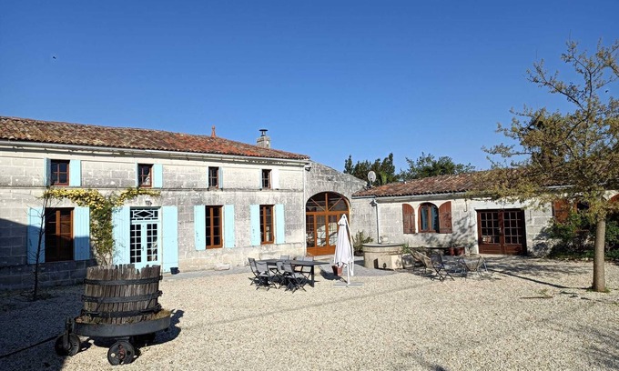 Saint-Dizant-du-Gua House | Big family house with swimming pool