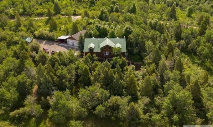 Ashton Cabin | Big Family Reunion Lodge! Close to Yellowstone Jackson Grand Tetons Island Park.