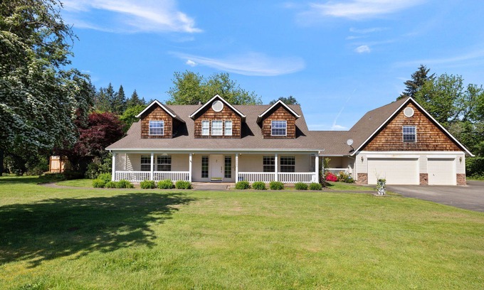 Estacada House | Big Fun Home: Jet-tub BBQ Crib Ping-pong Step-free near Disc Golf & Kayaking