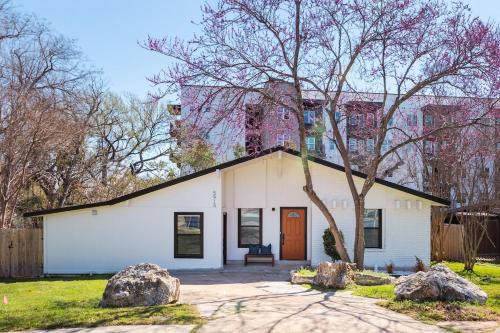 Sweetbriar House | Big Group, Affordable, Comfy, Big Beds, Rain Shower, SoCO Eateries