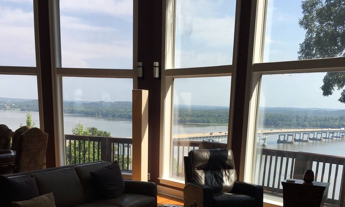 Little Rock Other | big home, gated street, sleeps 10, awesome views. Deck, garage, fence, dogs ok.