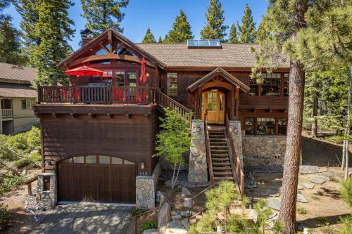 Lake Forest House | Big Horn Luxury Lodge - 4 BR w Hot Tub & Close to Lake!