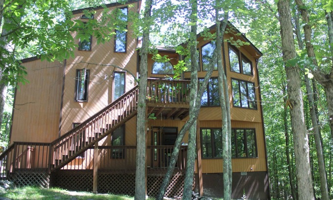 East Stroudsburg House | Big House On The Hill, Pocono - Hot tub, Sauna, Fireplace