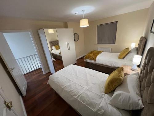 Trafford House | Big new house! 5BDR, sleeps 13, with parking