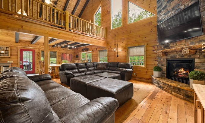 Logan Cabin | Big Pine Luxury Lodge-Master Bedroom En-Suite & Private Covered Deck-Hot Tub
