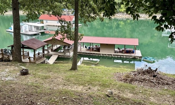 Speedwell House | Big Private Dock! 3 BRM, 2 Bath house 64 steps from the water, WIFI