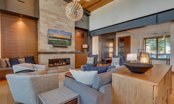 Ponderosa Palisades House | Big Sky at Schaffers - Deluxe 4 BR Private Hot Tub - Pet Friendly