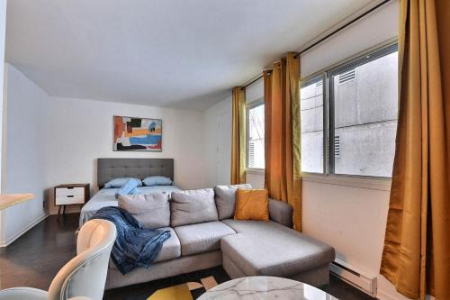 Mile End Apartment | Big Studio Hutchison Downtown Montreal