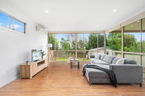 Oatlands House | Big Stylish 3 bed house with Free Parking
