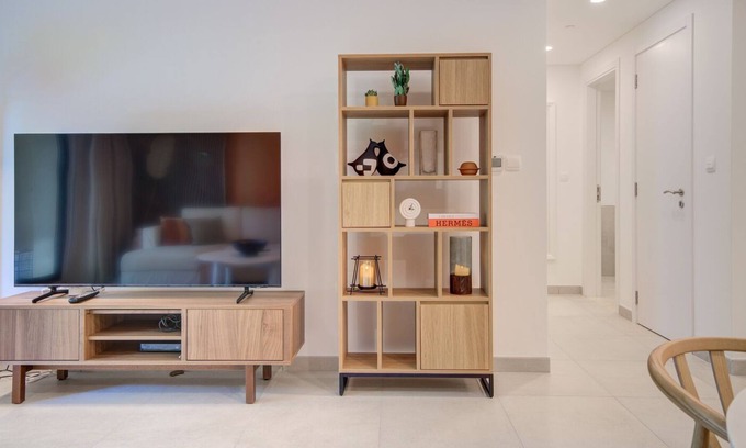 Umm Suqeim 3 Apartment | Big Terrace l Up to 4 guests l Next to Sea