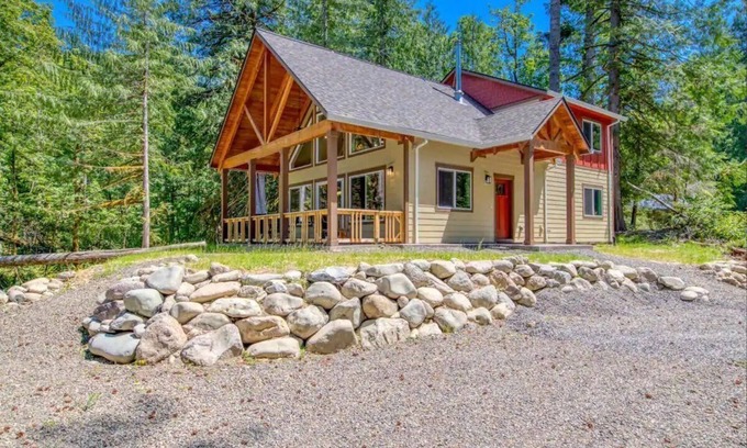Welches Cabin | Big Tree Retreat: Secluded cabin with hot tub, river views & woodstove