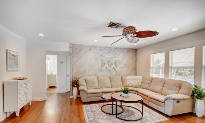 Lake Worth House | Big vacation home with POOL, BBQ - 9min to BEACH