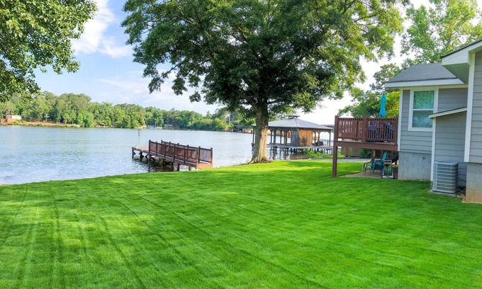 Monticello Cottage | Big Water Sunset Views with Dock & Lawn!